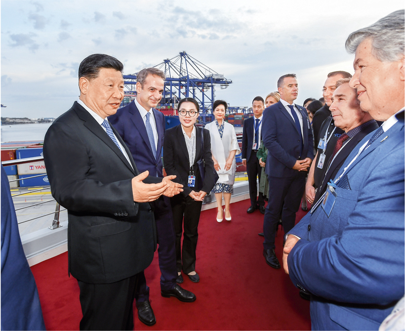 當地時間2019年11月11日，國家主席習近平和夫人彭麗媛在希臘總理米佐塔基斯夫婦陪同下，共同參觀中遠海運比雷埃夫斯港項目。這是習近平與當地員工代表親切交談，詢問他們的工作和生活情況。 新華社記者 謝環馳/攝